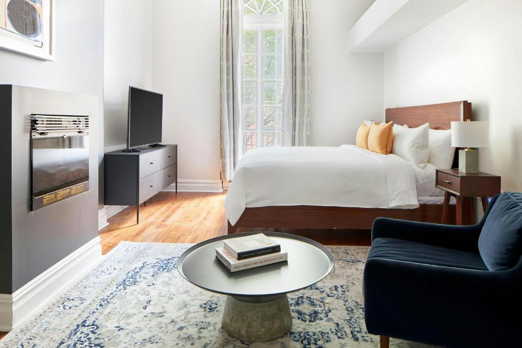 Postel nebo postele na pokoji v ubytování The Arco Hotel Midtown Village, Sonder