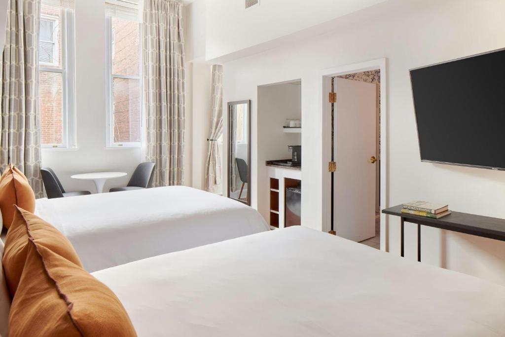 Postel nebo postele na pokoji v ubytování The Arco Hotel Midtown Village, Sonder