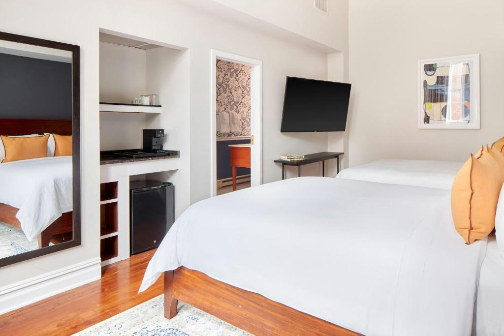 Postel nebo postele na pokoji v ubytování The Arco Hotel Midtown Village, Sonder