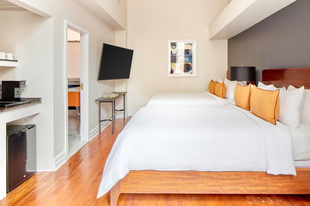 Postel nebo postele na pokoji v ubytování The Arco Hotel Midtown Village, Sonder