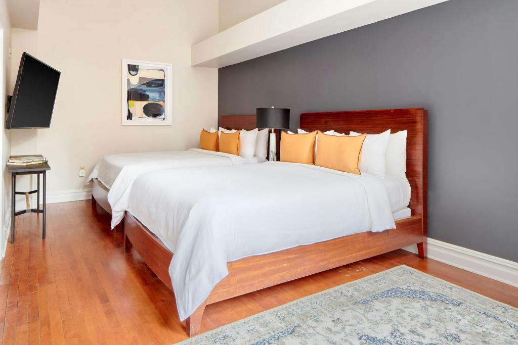 Postel nebo postele na pokoji v ubytování The Arco Hotel Midtown Village, Sonder