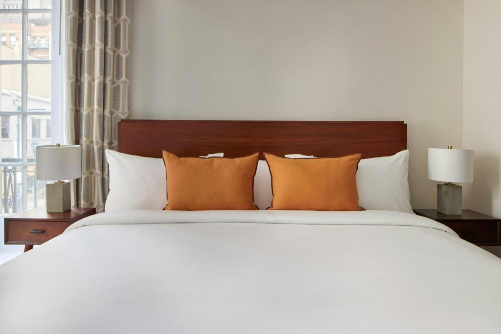 Postel nebo postele na pokoji v ubytování The Arco Hotel Midtown Village, Sonder
