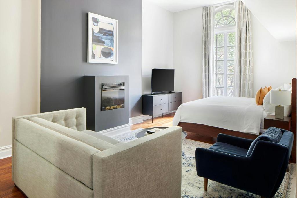 TV a/nebo společenská místnost v ubytování The Arco Hotel Midtown Village, Sonder