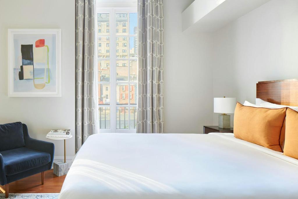 Postel nebo postele na pokoji v ubytování The Arco Hotel Midtown Village, Sonder