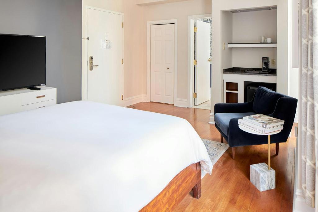 Postel nebo postele na pokoji v ubytování The Arco Hotel Midtown Village, Sonder
