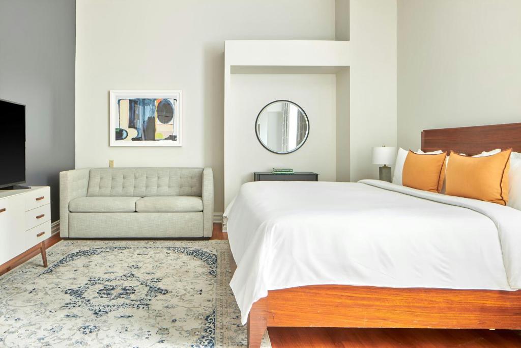 Postel nebo postele na pokoji v ubytování The Arco Hotel Midtown Village, Sonder