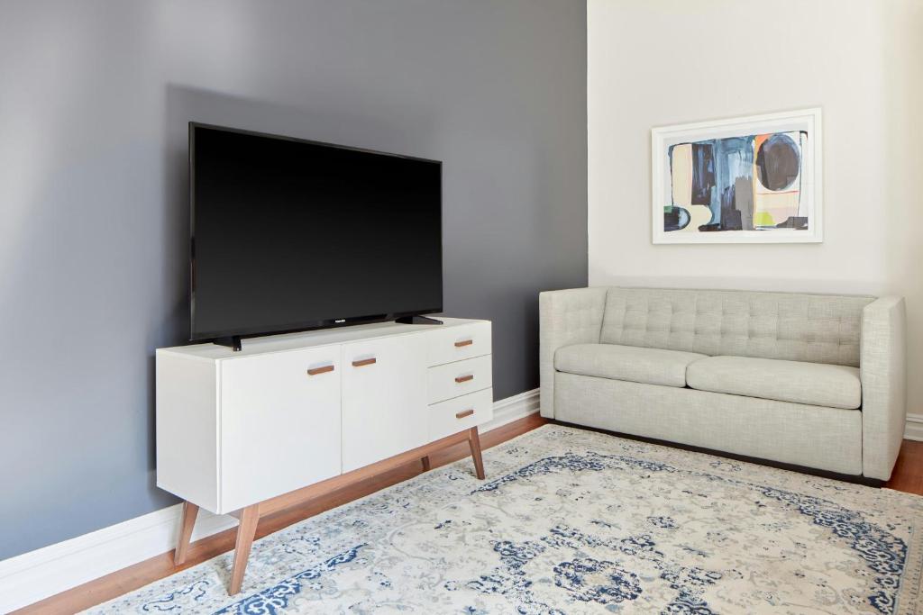 TV a/nebo společenská místnost v ubytování The Arco Hotel Midtown Village, Sonder