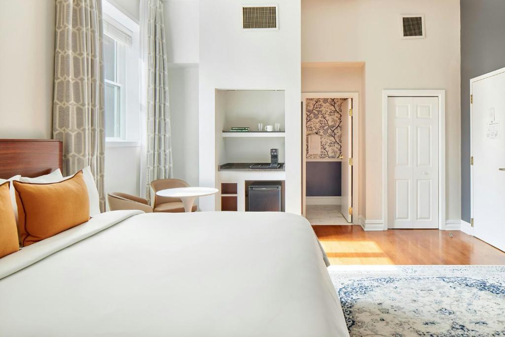 Postel nebo postele na pokoji v ubytování The Arco Hotel Midtown Village, Sonder