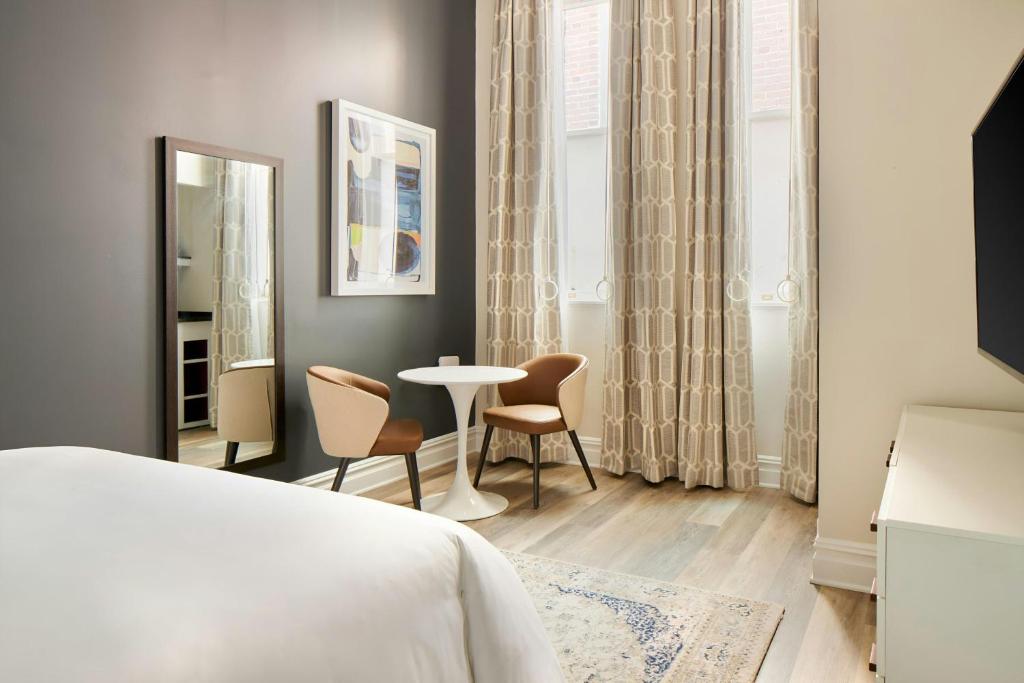 Postel nebo postele na pokoji v ubytování The Arco Hotel Midtown Village, Sonder
