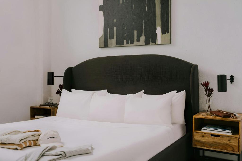 Postel nebo postele na pokoji v ubytování Sonder by Marriott Bonvoy The Heid Apartments Loft District