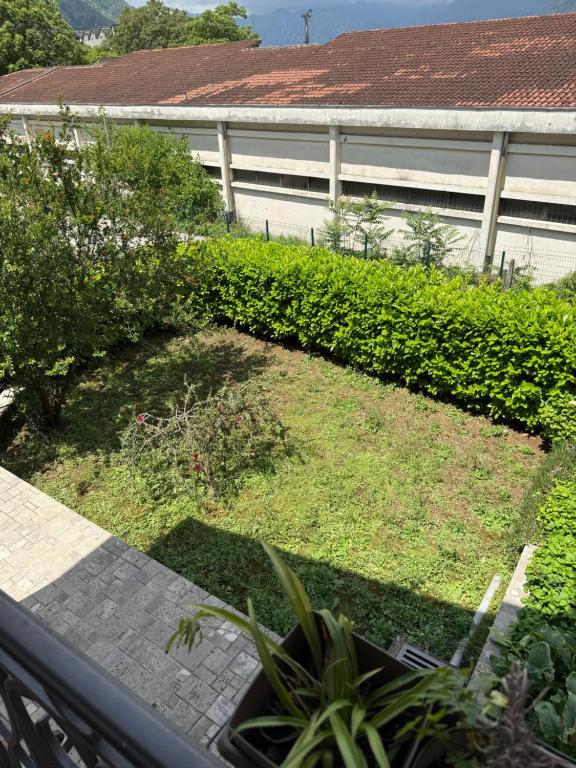 Um jardim no exterior de Apartment Atina