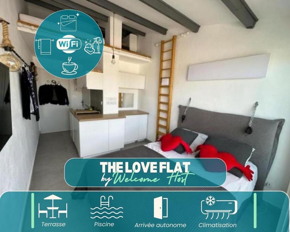 un panneau qui dit l'amour dans une chambre dans l'établissement Love flat, au Cap d'Agde