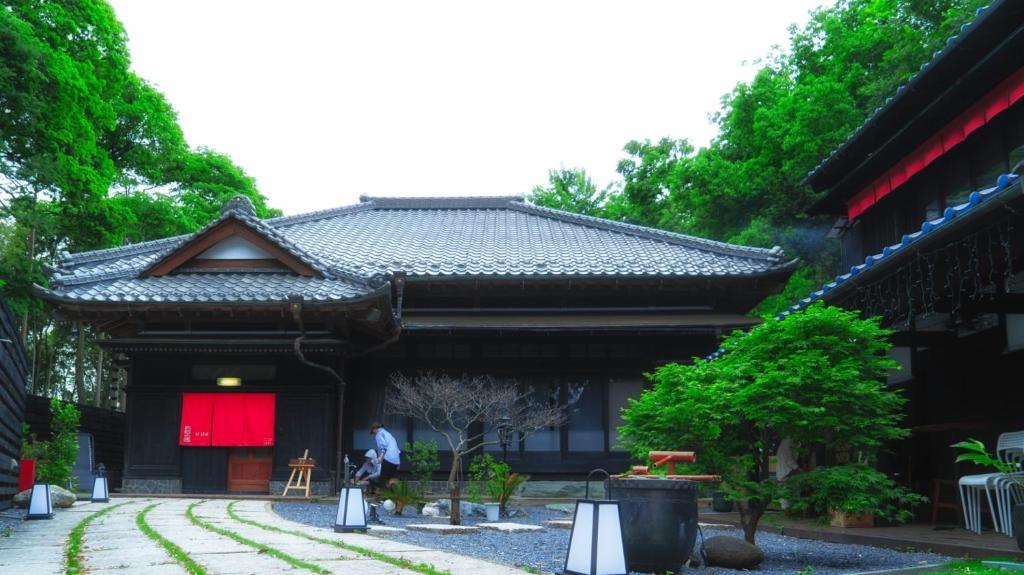 八千代市にあるKisya - Vacation STAY 18938の赤いドアのあるアジア風の建物