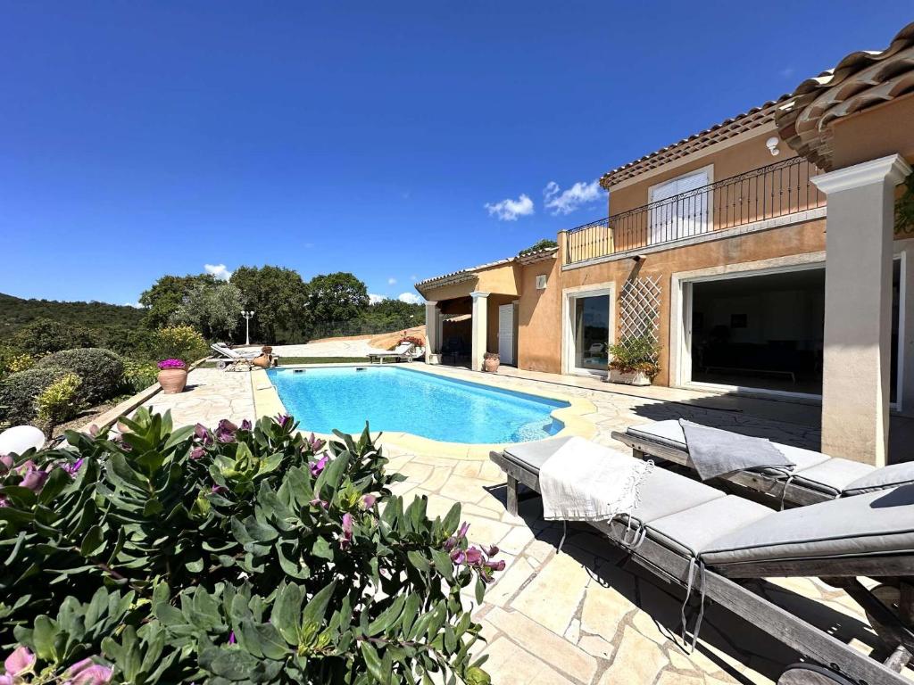 Photo de la galerie de l'établissement Villa Caprice pour 8 personnes avec piscine privée et splendide vue mer, à La Londe-Les-Maures, à La Londe-les-Maures
