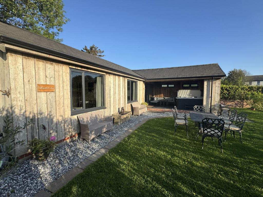ブラックプールにあるWayside Lodgeの芝生の裏庭