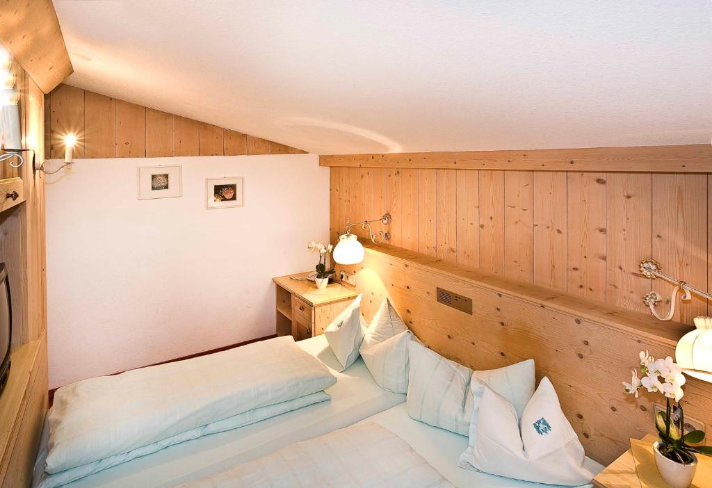 Postel nebo postele na pokoji v ubytování Alpenhotel Fernau