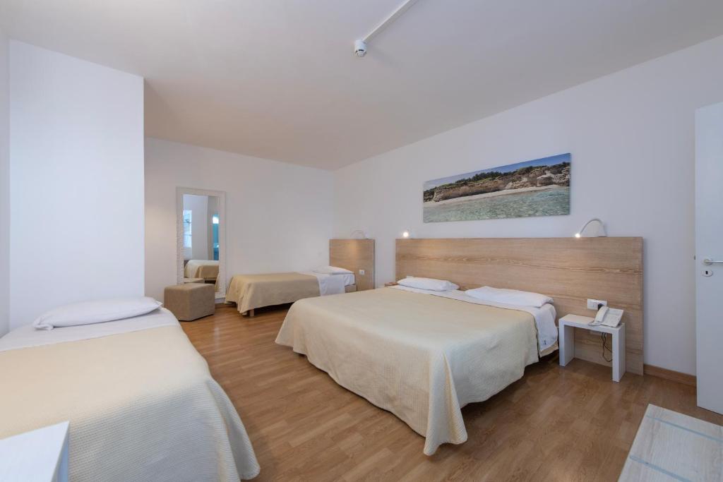 Postel nebo postele na pokoji v ubytování Hotel Albània