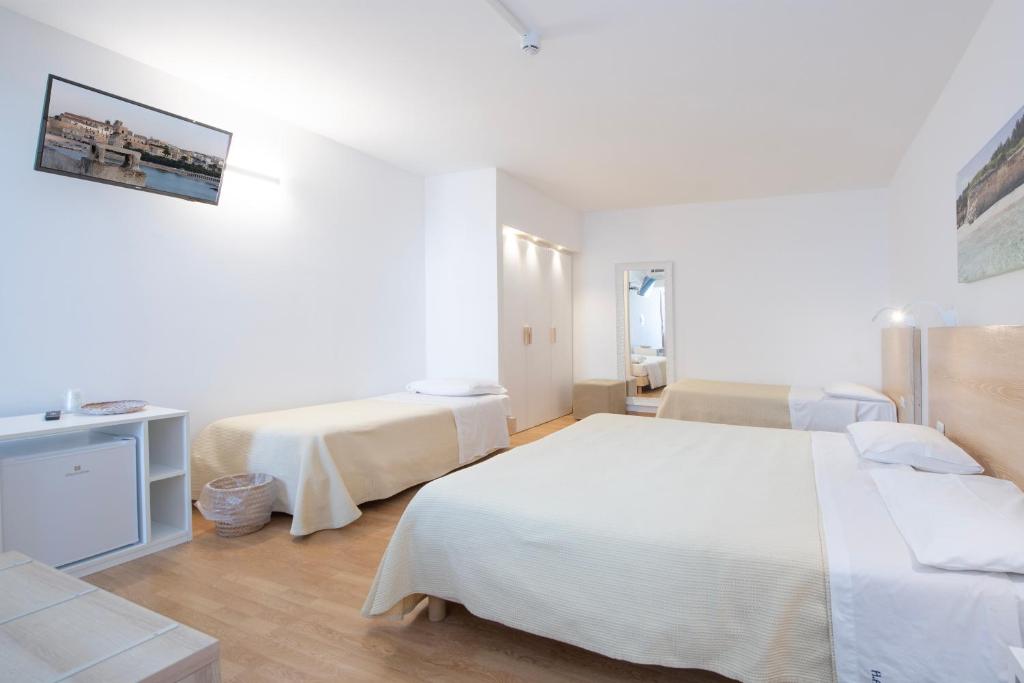 Postel nebo postele na pokoji v ubytování Hotel Albània