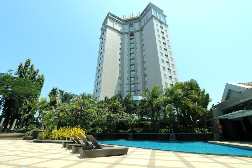 un hotel con piscina y un edificio alto en Java Paragon Hotel & Residences en Surabaya