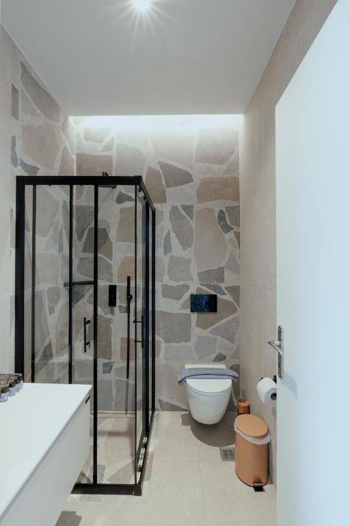 Koupelna v ubytování SEMIRAMIS Luxury Apartments