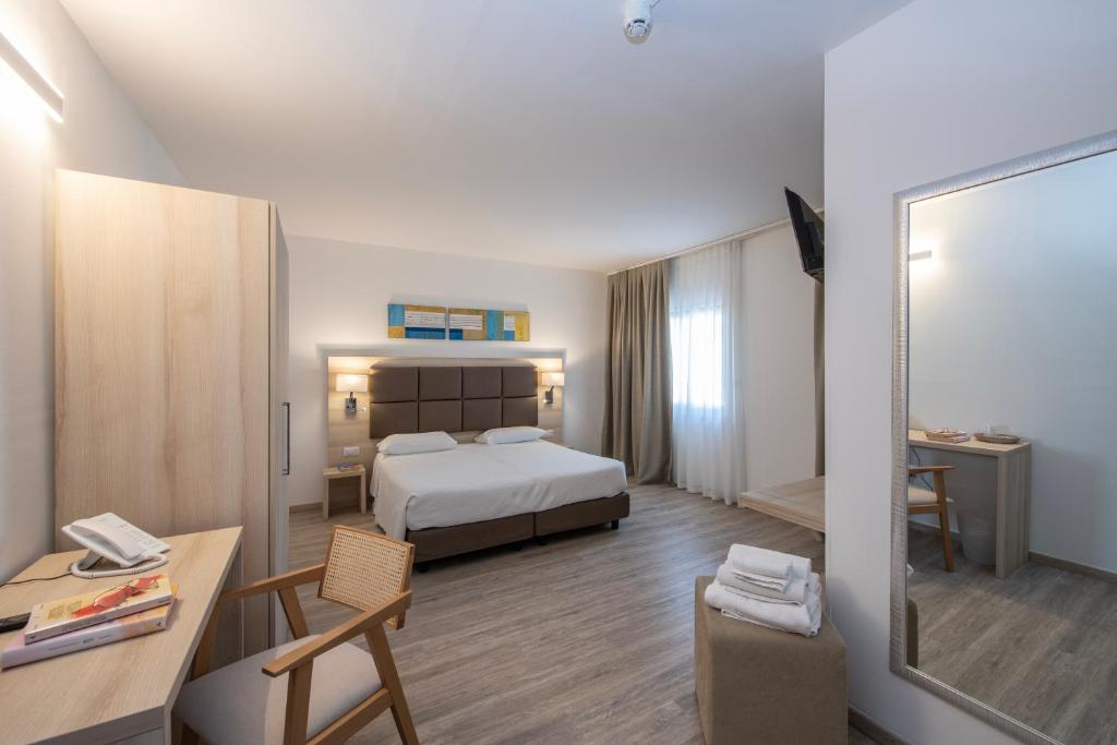 Postel nebo postele na pokoji v ubytování Hotel Albània