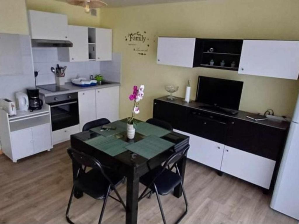 Kuchyňa alebo kuchynka v ubytovaní Studio Cabine avec Balcon, Proche Plage et Commerces - FR-1-646-37