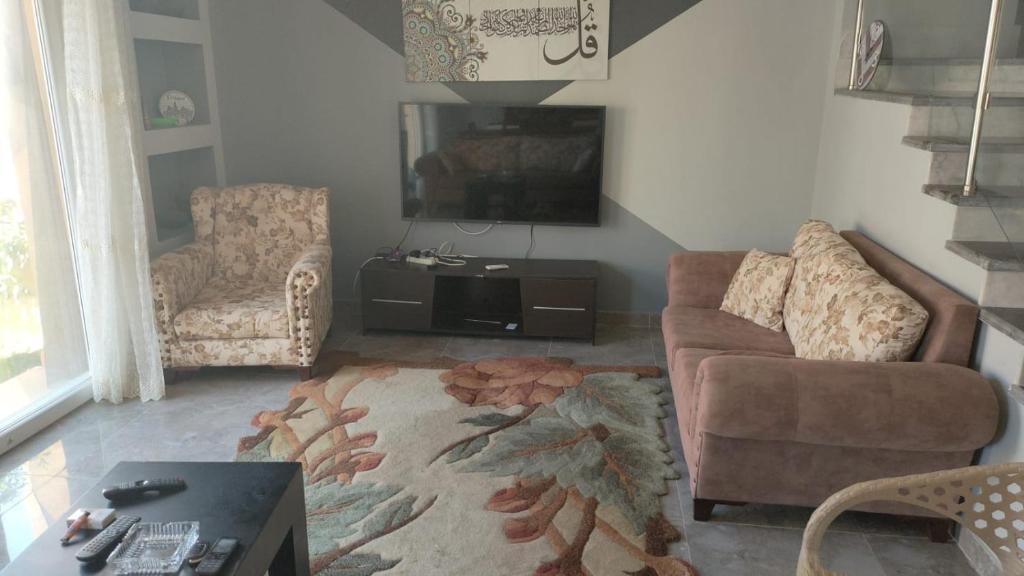 ein Wohnzimmer mit Sofa und Tisch in der Unterkunft Town house Raselhakma north coast egypt in Ras Elhekma