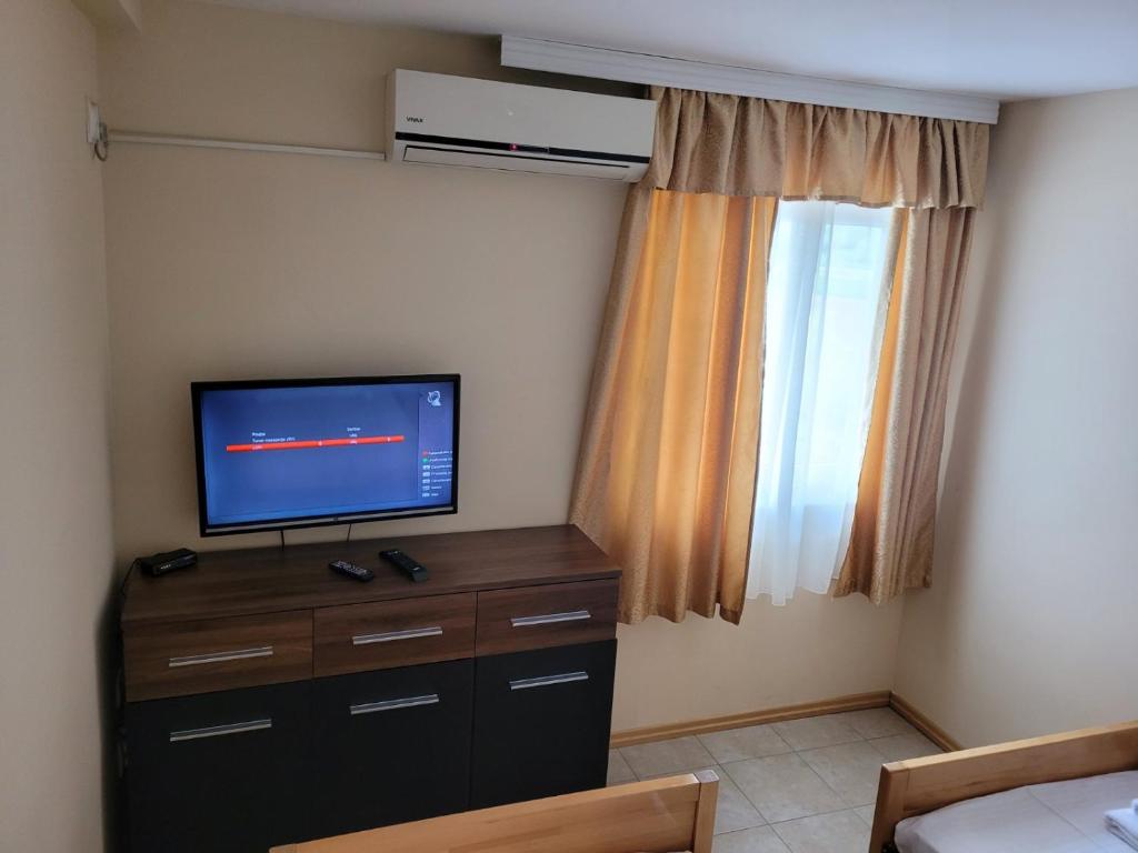 TV a/nebo společenská místnost v ubytování Hotel Alfa