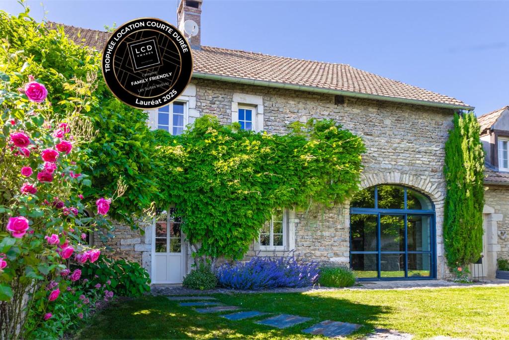 una casa in pietra con un cartello davanti di Charming house in Burgundy, “Les Coquelicots” a Montceau-et-Écharnant