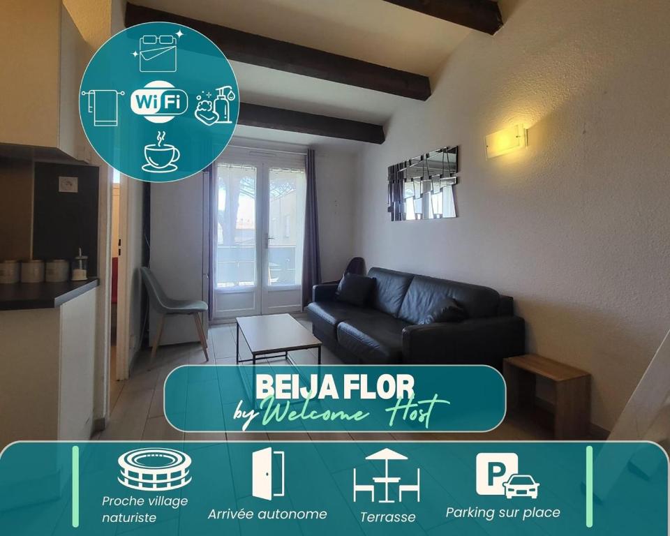 - un salon avec un canapé en cuir noir dans l'établissement Beija Flor, au Cap d'Agde