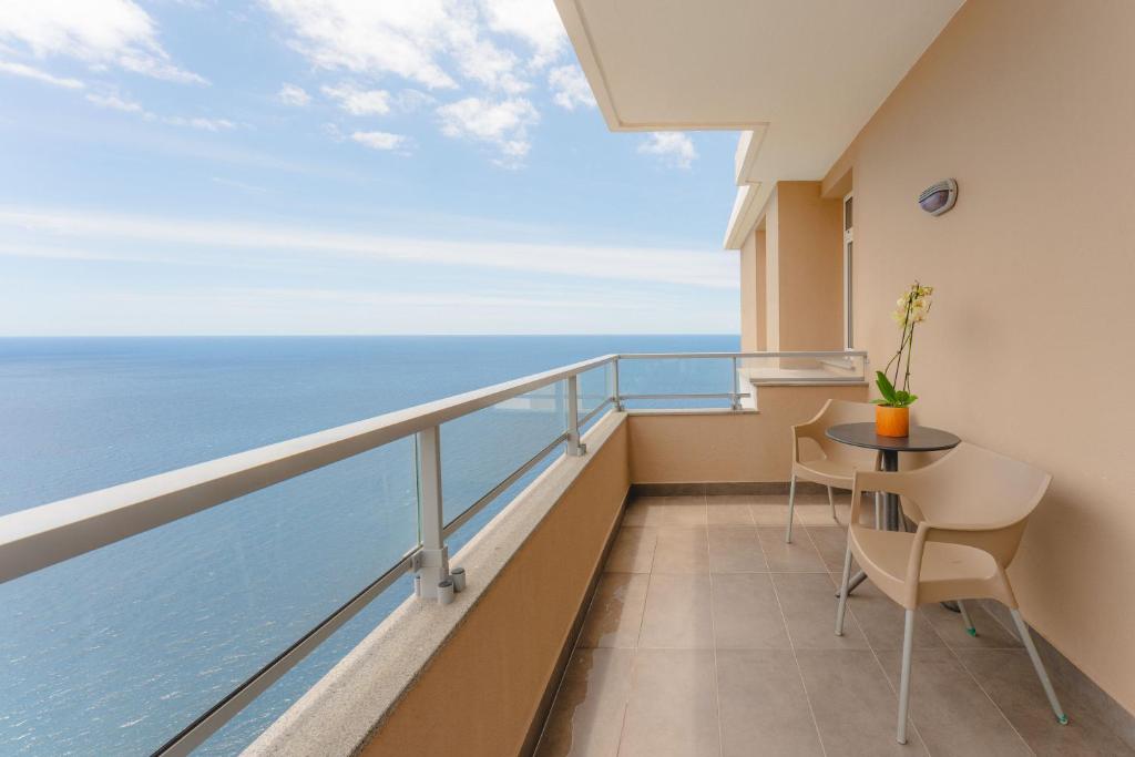 Nespecifikovaný výhled na moře nebo výhled na moře při pohledu z aparthotelu