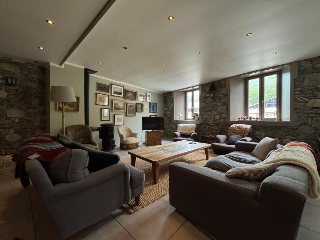 un grand salon avec des canapés et une table dans l'établissement VULMIX WE Grand appartement 13pers - Bourg St Maurice, à Bourg-Saint-Maurice