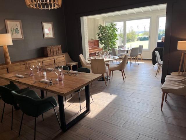 Posezení v ubytování LOGIS Hôtel & Restaurant - Le Manoir de Gavrelle