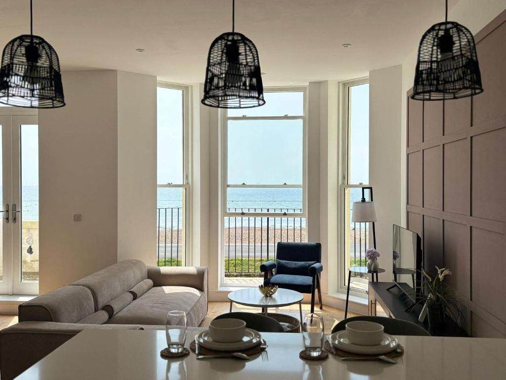 un soggiorno con un divano e un tavolo di Stunning 3 Bed Apartment with Seaview a Worthing