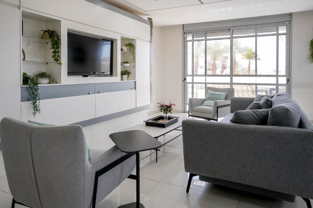 TV a/nebo společenská místnost v ubytování YalaRent Villa Dolina with private pool