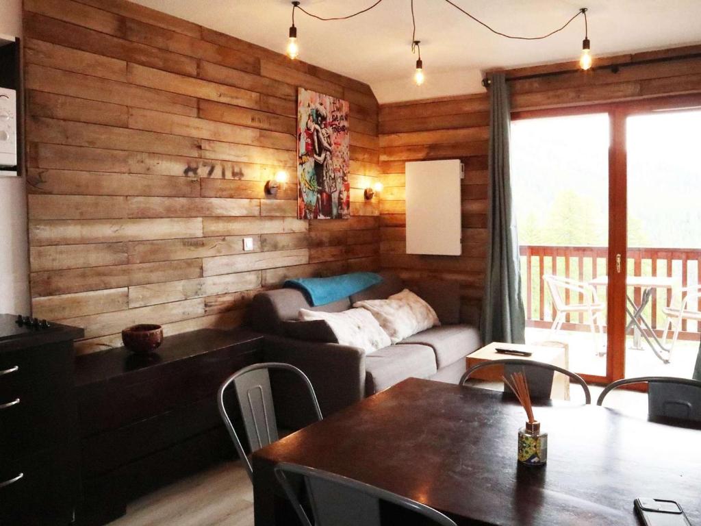 un salon avec un canapé et une table dans l'établissement Appartement standing 6/7p avec piscine, sauna, hammam, wifi, animaux admis - Les Orres 1800 - FR-1-322-99, aux Orres