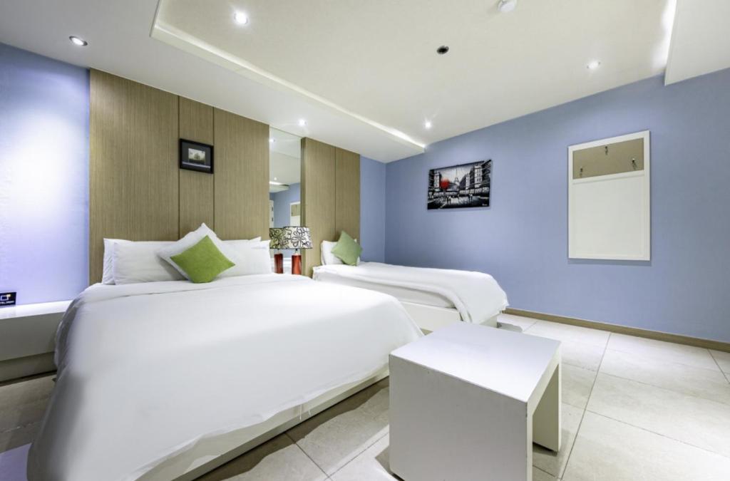 Postel nebo postele na pokoji v ubytování Sangmu Nemo Hotel