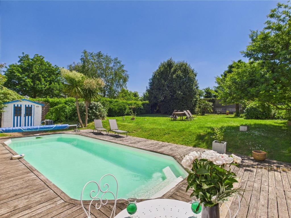 une piscine avec une terrasse et une cour dans l'établissement -Voltaire- Un havre de paix a deux pas de la plage, à Concarneau