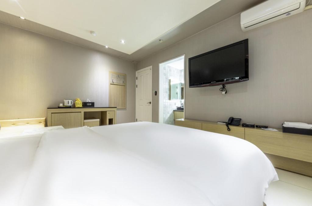 TV a/nebo společenská místnost v ubytování Sangmu Nemo Hotel