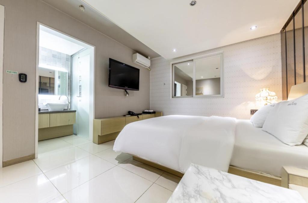 Postel nebo postele na pokoji v ubytování Sangmu Nemo Hotel