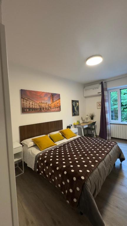 sypialnia z dużym łóżkiem z żółtymi poduszkami w obiekcie Smart Silver Apartment Central w Bergamo