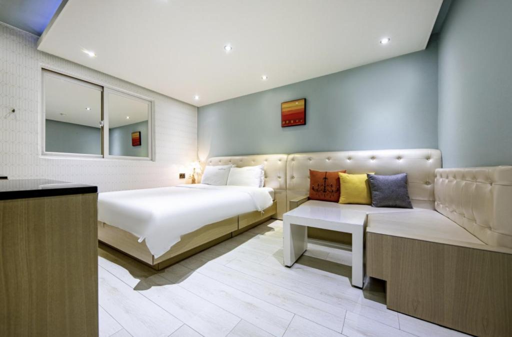 Postel nebo postele na pokoji v ubytování Sangmu Nemo Hotel