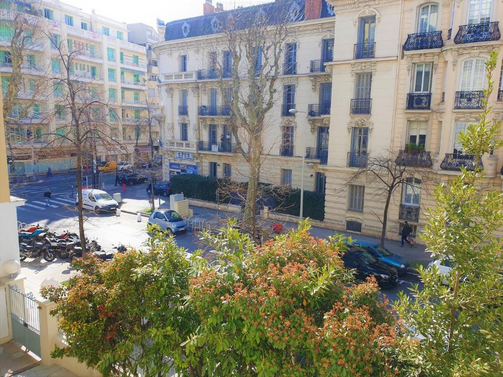 - une vue sur une rue de la ville avec des voitures et des bâtiments dans l'établissement BAIE DES ANGES DUPLEX 205, à Nice
