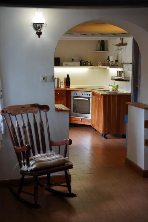 kuchnia z fotelem bujanym w pokoju w obiekcie A la maison - épp mint otthon w mieście Szentbékkálla