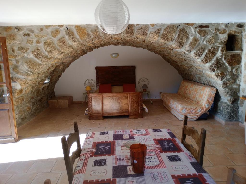 Photo de la galerie de l'établissement appartement en pleine nature avec terrasse, à Sablières