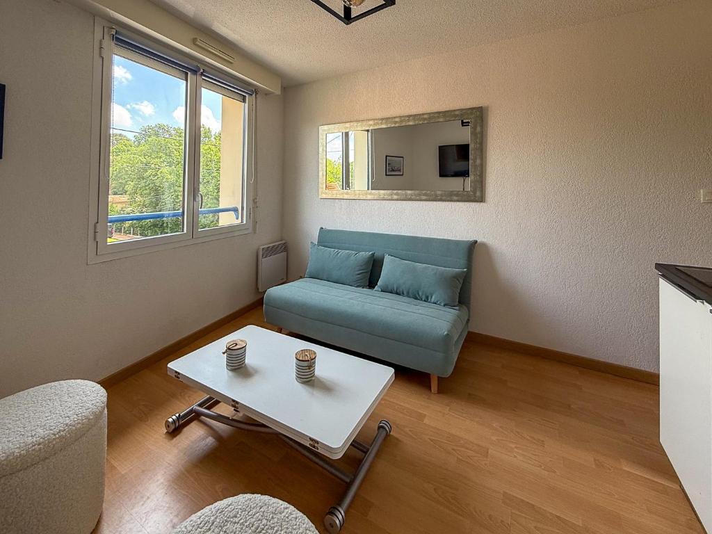 un salon avec un canapé et une table dans l'établissement Les Papillons T2 Le Moulleau Arcachon plage à 50m, à Arcachon