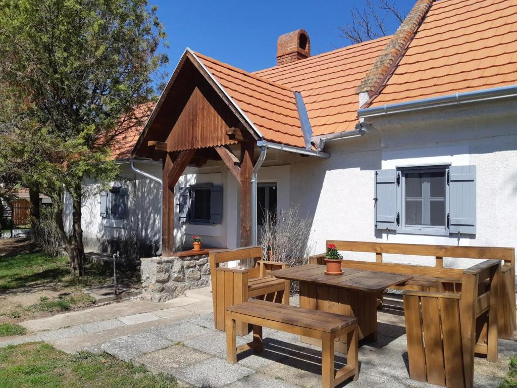 stół piknikowy i ławka poza domem w obiekcie A la maison - épp mint otthon w mieście Szentbékkálla
