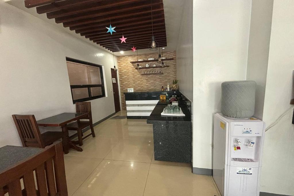 Kuchyň nebo kuchyňský kout v ubytování Yellowbell Hotel