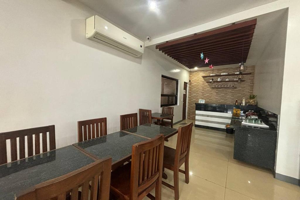 Kuchyň nebo kuchyňský kout v ubytování Yellowbell Hotel