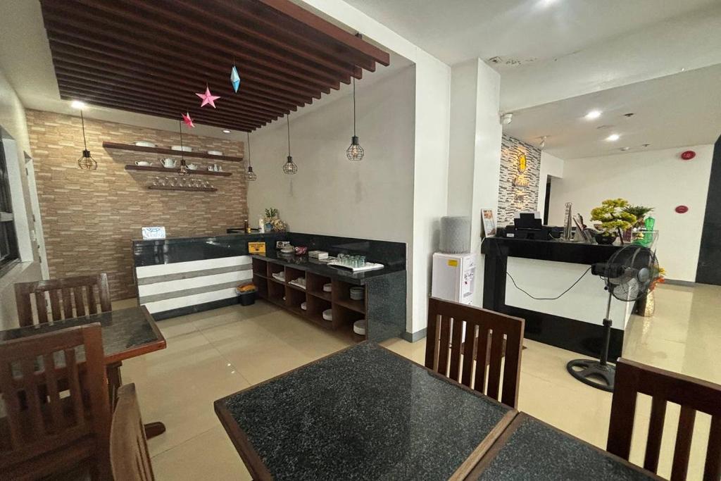 Kuchyň nebo kuchyňský kout v ubytování Yellowbell Hotel